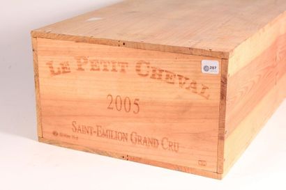 null 12 bouteilles Petit Cheval 2005 (1 caisse bois d'origine non ouverte) 