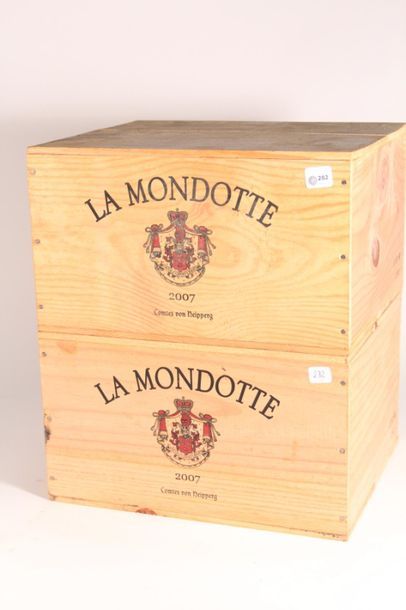 null 12 bouteilles Château La Mondotte 2007 (2 caisses bois de 6 d'origine non ouvertes)...