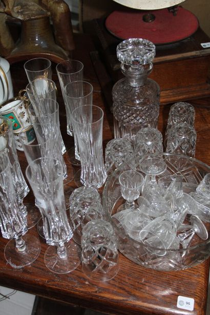 null Set of glassware comprising: a carafe, 10 champagne flutes, 4 glasses with cross-bracelet...