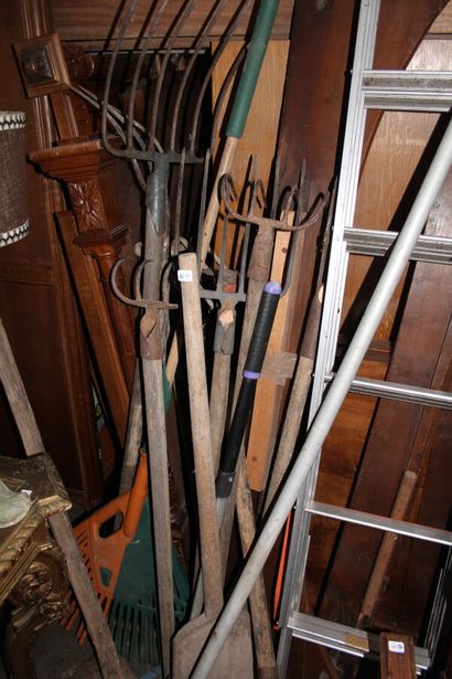 null Set of hand tools including rakes, forks, shovels.

Included are 2 aluminium...