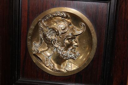 null Medallion in gilt bronze depicting Mars.

In a moulded mahogany frame

Plaque...