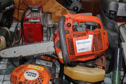 null HUSQVARNA thermal chainsaw, model 338 XPT.

Two STIHL thermal hedge sizes, model...