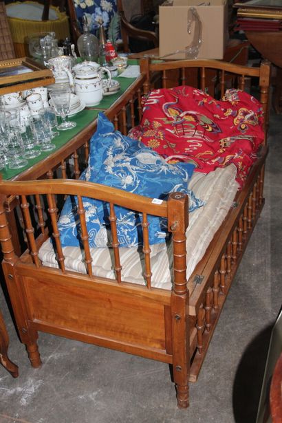 null Wooden crib with imitation bamboo

Circa 1900.

Two straw-bottomed armchairs...