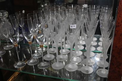 null Champagne Mumm. 14 flûtes à champagne en verre dépoli à décor végétal.

On y...