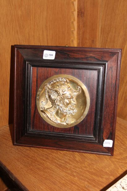 null Medallion in gilt bronze depicting Mars.

In a moulded mahogany frame

Plaque...