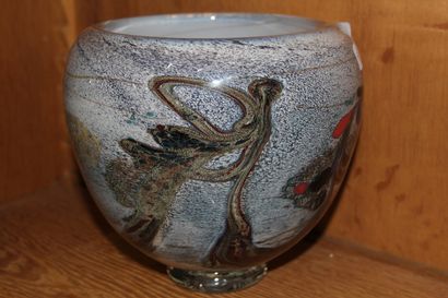 null R. PIERINI

Vase en verre soufflé, teinté et incrustations de feuilles d'or

Signature...