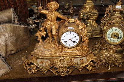 null Gilded metal table clock with vine decoration and drinking child

Circa 1900.

A...