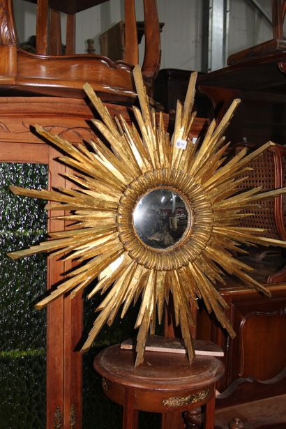 null Witch's sun mirror in carved and gilded wood.

20th century.

D.: 70 cm.