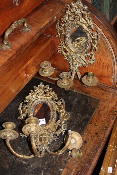 null Paire d'appliques à 3 bras de lumière formant miroir en bronze à décor d'angelots...