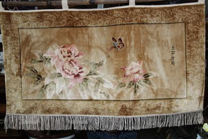 null Deux tentures en soie brodée à décor d'oiseaux branchés.

Chine, Circa 1900

(Accidents).

On...