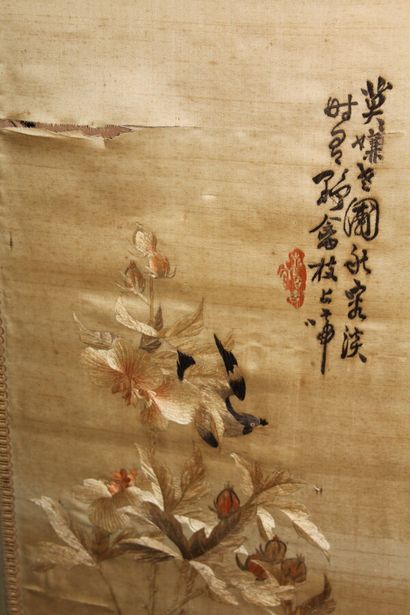 null Deux tentures en soie brodée à décor d'oiseaux branchés.

Chine, Circa 1900

(Accidents).

On...