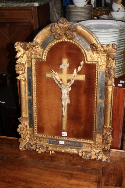 Crucifix dans un cadre à parclose en bois...