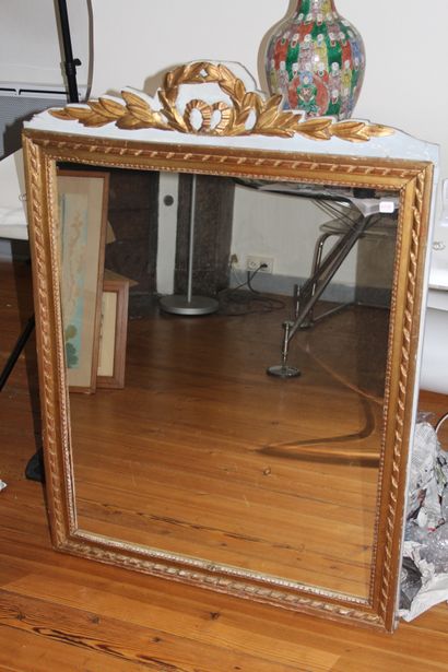 null Rectangular mirror with painted and gilded wood frame decorated with a frieze...