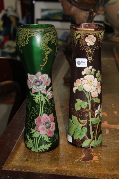 null Deux vases en verre teinté à décor émaillé de fleurs

Dans le goût de Montjoye

Circa...