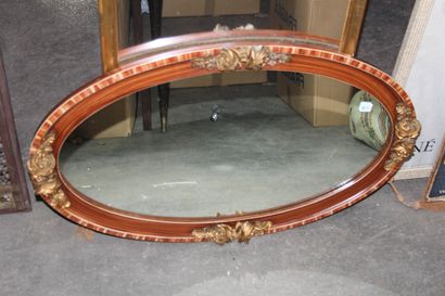 null Oval mirror in painted wood and gilded stucco with rose decoration

Circa 1930.

A...