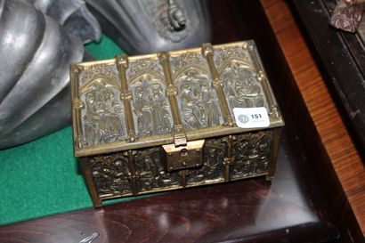 null Small gilded metal box in the taste of the Haute Epoque.

A small pewter fountain...