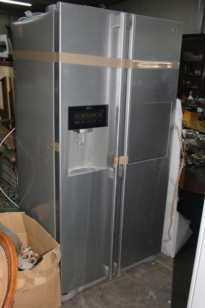 null Refrigerator of American type LG brand.

A WHIRPOOL freezer and an OSCAR TWIN...