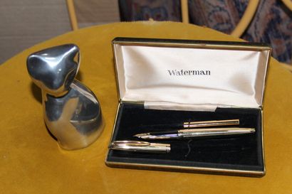 null Fountain pen WATERMAN

In its original case.

One joins to it a silver plated...