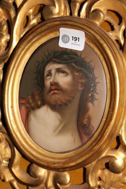 null Médaillon en ovale en porcelaine

Christ

XIXème siècle.

Dans un cadre en bois...