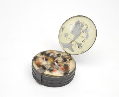 null FLY BOX

Antique English fly box in painted metal "black japanned", round with...