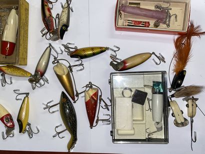 null LEURRES

Set of 16 wooden lures and 2 bright plastic lures.