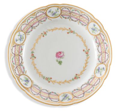 null BORDEAUX

PLATE ON BOARD

PORCELAIN BEZEL

with polychrome decoration in the...