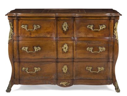 WALNUT CHEST OF DRAWERS IN A CHEERFUL SHAPE

opening...