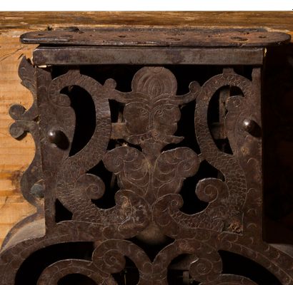 null LARGE CHEST IN MARQUETRY AND OAK

the facade decorated with stylised flower...