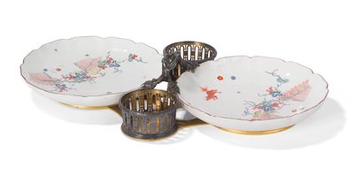 null CHELSEA

TWO PORCELAIN BOWLS WITH CONTOURED RIM

with polychrome decoration...