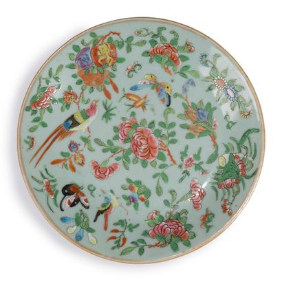 null PAIR OF CANTON PORCELAIN PLATES

China, late 19th century.

Decorated with birds,...