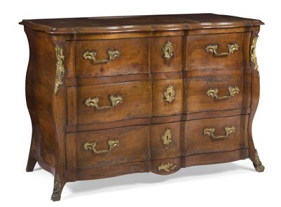 null WALNUT CHEST OF DRAWERS IN A CHEERFUL SHAPE

opening with three drawers, the...