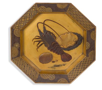 null OCTAGONAL DISH MADE OF LACQUERED WOOD

Japan, Meiji period, late 19th century.

Decorated...