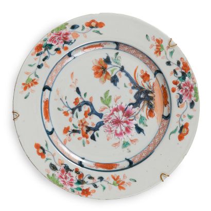 null PAIR OF PINK FAMILY CHINA PLATES

China, 18th century.

The center decorated...