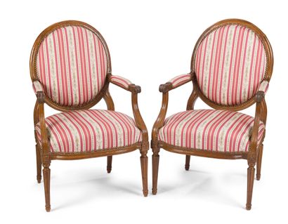 null PAIR OF BEECHWOOD ARMCHAIRS

with a flat backrest in medallion, resting on tapered...