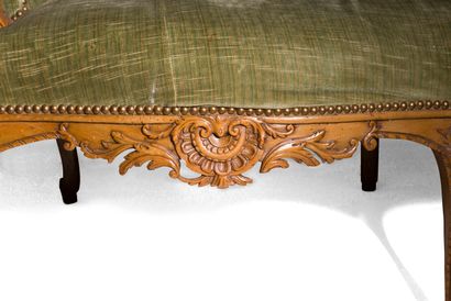 null LARGE CARVED WALNUT WINGED CANAPE

with rich openwork decoration of shells and...
