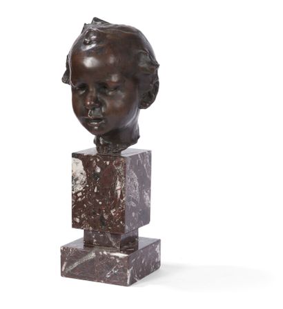null Rogelio YRURTIA (1879-1950)

Child's head.

Patinated bronze print, signed....