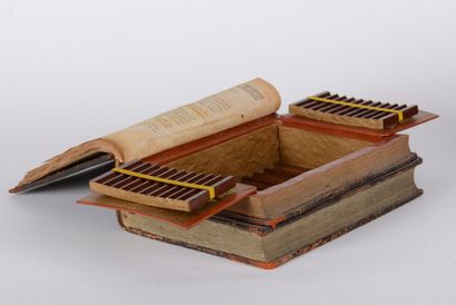 null BOOK BOX]

Book-box composed of 2 volumes in-4 assembled to form a cigar and...