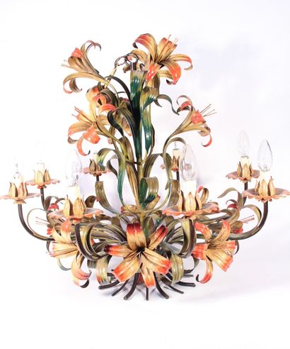 null Painted metal chandelier, flower decoration, with eight light arms

House Bagués...
