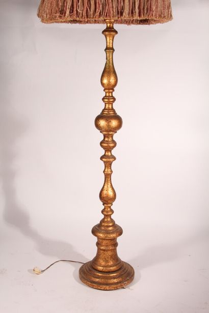 null Floor lamp in turned and gilded wood

twentieth century

Height: 134 cm

A carved...