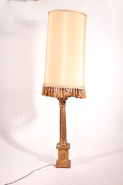 null Floor lamp in turned and gilded wood

twentieth century

Height: 134 cm

A carved...