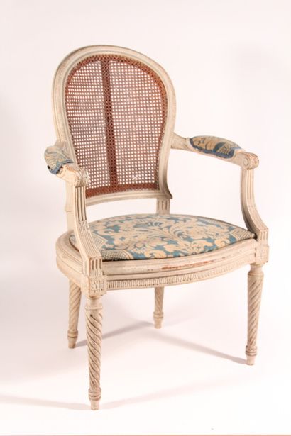 null Une paire de fauteuils en bois peint et sculpté, dossiers fond de canne et galette...