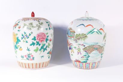 null Deux pots couverts en procelaine décor polychrome, l'un à décor d'un paysage...