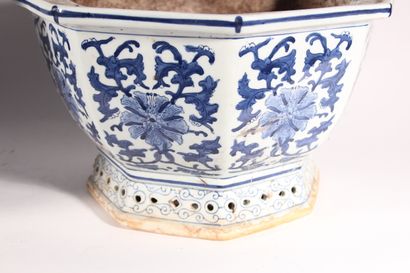 null Porcelain basin with blue-white decoration of birds and water lilies

China,...