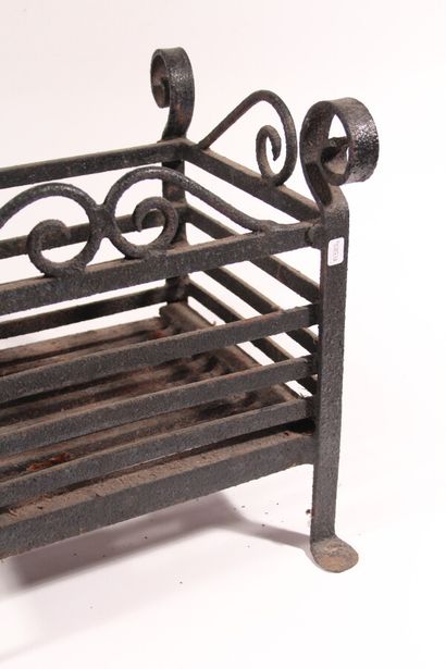 null Casier à bûches en fer forgé à décor d'enroulements

XIXème siècle

H.: 43 cm,...
