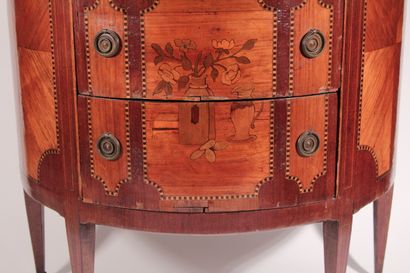 null Veneer half moon chest of drawers with inlaid flower decoration

Louis XVI style

nineteenth...