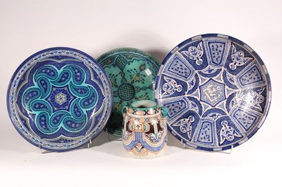 null Trois plats en céramique à décor géométrique

Afrique du Nord, XXème siècle

D.:...