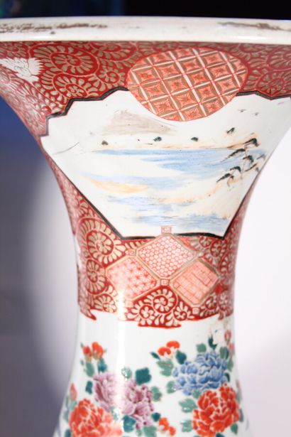 null Paire de grands vases en porcelaine décor en réserve de personnages

Japon,...