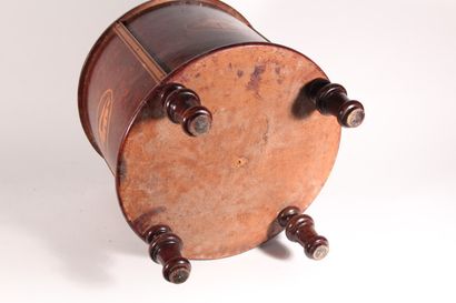 null Cache-pot cylindrique en placage d'acajou et décor marqueté de coquillages

XIXème...