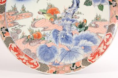 null Grand plat rond en porcelaine polychrome à décor d'oiseaux et végétaux

Japon,...