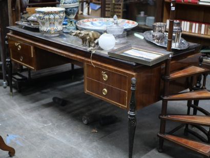 null Flat desk in veneer wood and brass mesh, tapered legs, four drawers in the belt

Circa...